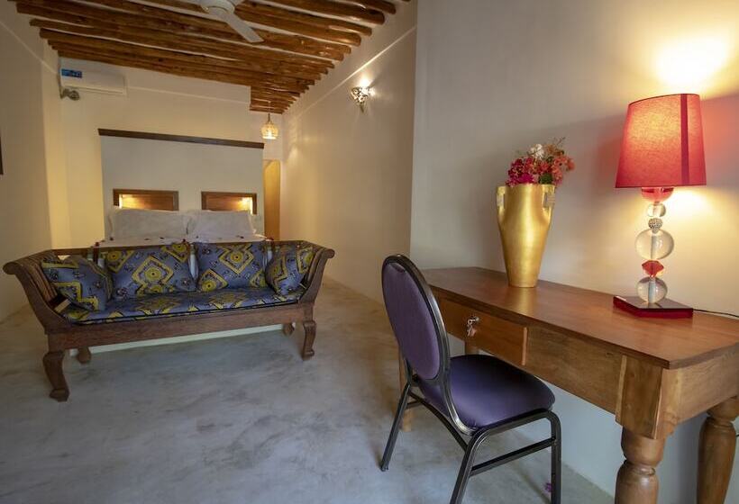 Tropical Boutique Hotel & Resto