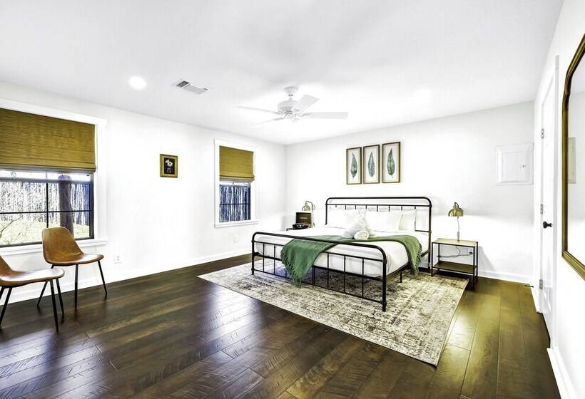 Waylons House Hot Tub Shared Party Barn With Games