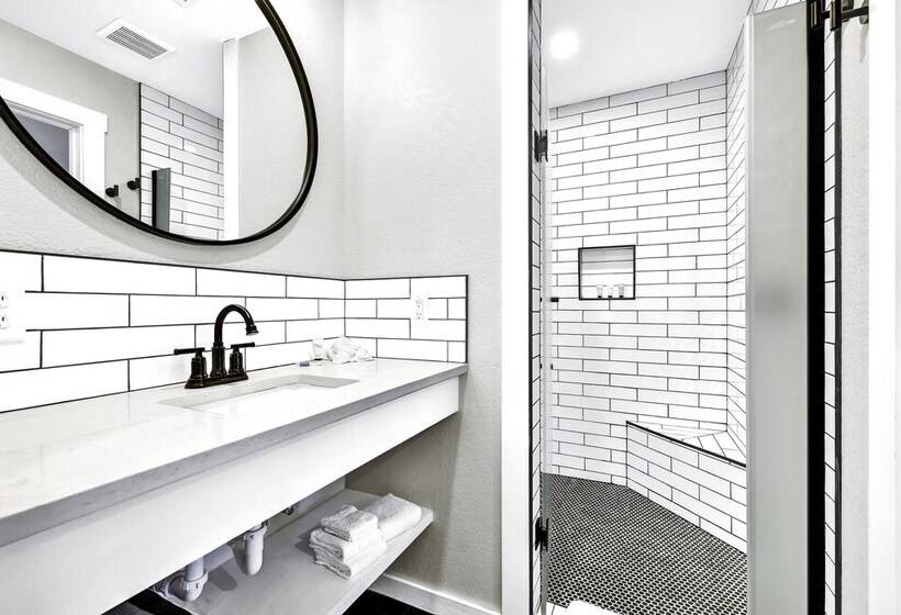 Waylons House Hot Tub Shared Party Barn With Games