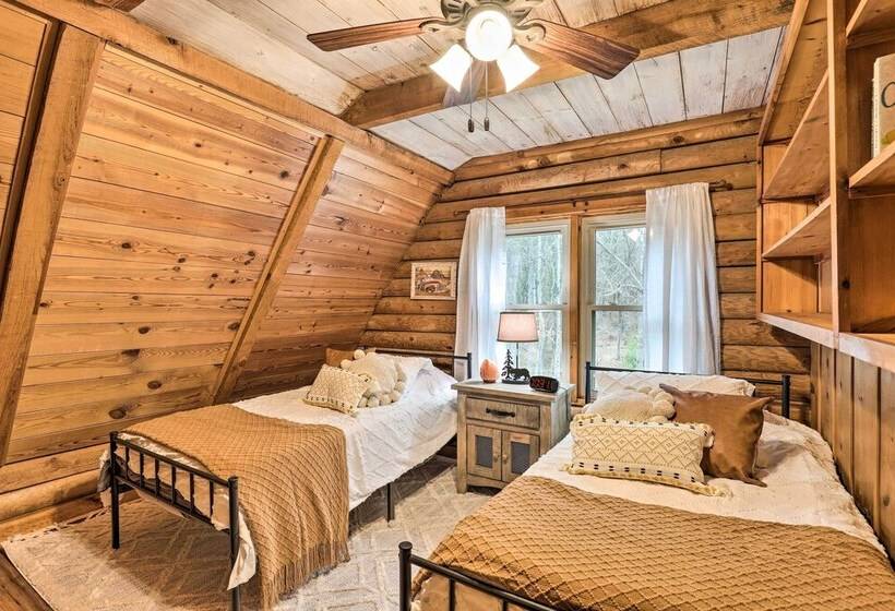 Waynesville Cabin W/ Grill, Fire Pit, & Hot Tub!