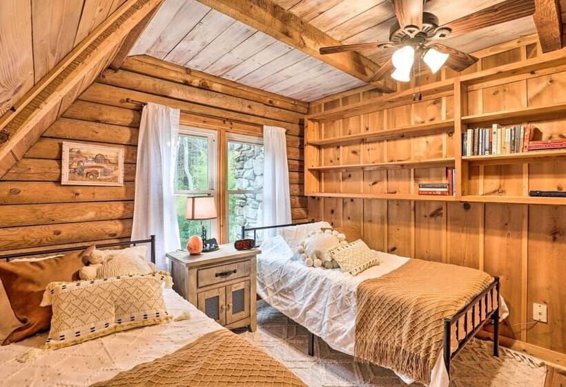 Waynesville Cabin W/ Grill, Fire Pit, & Hot Tub!