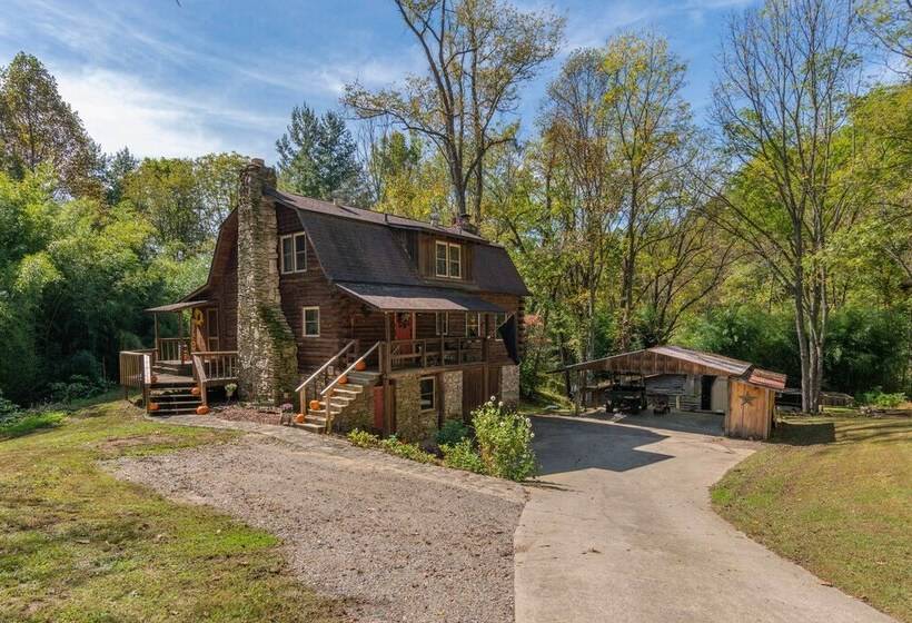 Waynesville Cabin W/ Grill, Fire Pit, & Hot Tub!