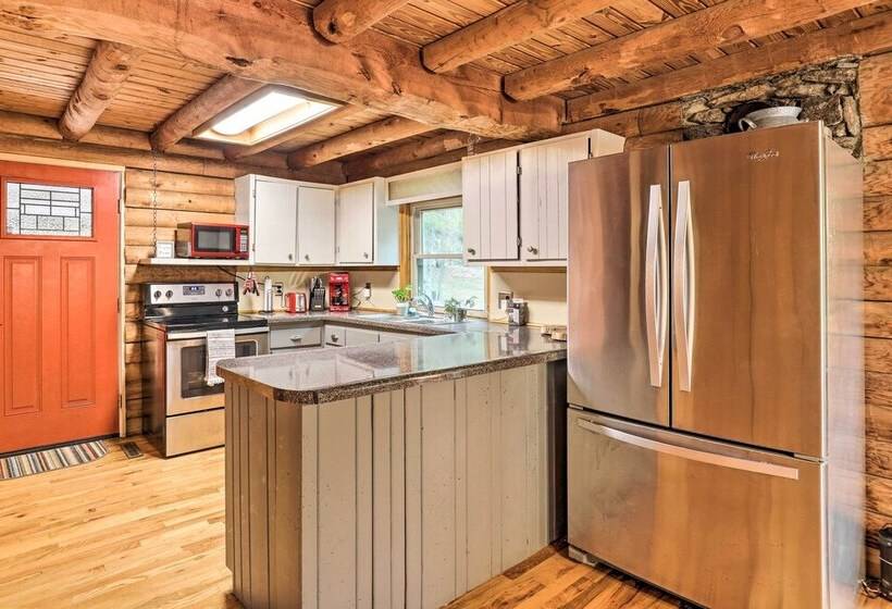 Waynesville Cabin W/ Grill, Fire Pit, & Hot Tub!