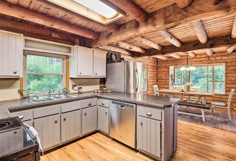 Waynesville Cabin W/ Grill, Fire Pit, & Hot Tub!