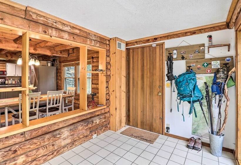 Waynesville Cabin W/ Grill, Fire Pit, & Hot Tub!