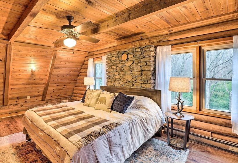 Waynesville Cabin W/ Grill, Fire Pit, & Hot Tub!