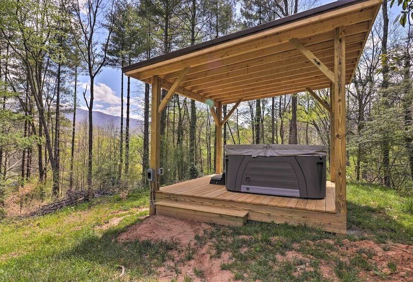 Waynesville Cabin W/ Grill, Fire Pit, & Hot Tub!