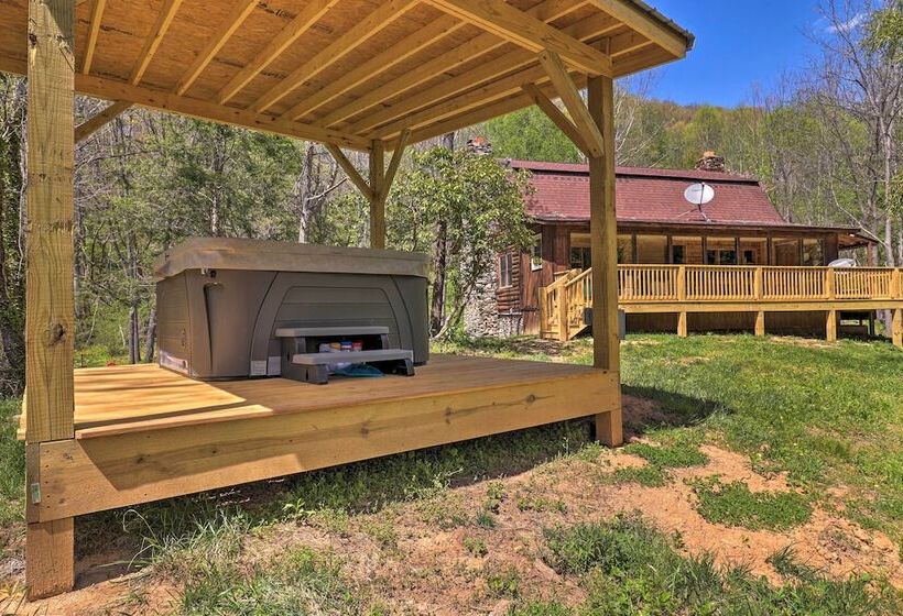 Waynesville Cabin W/ Grill, Fire Pit, & Hot Tub!