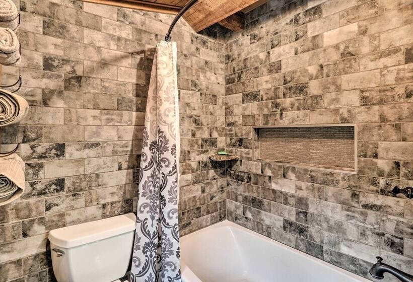 Waynesville Cabin W/ Grill, Fire Pit, & Hot Tub!