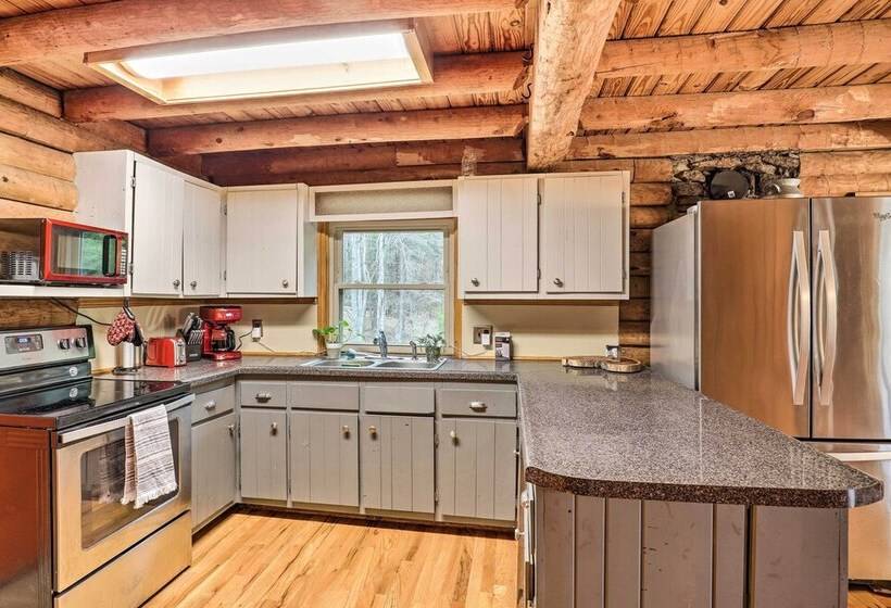 Waynesville Cabin W/ Grill, Fire Pit, & Hot Tub!