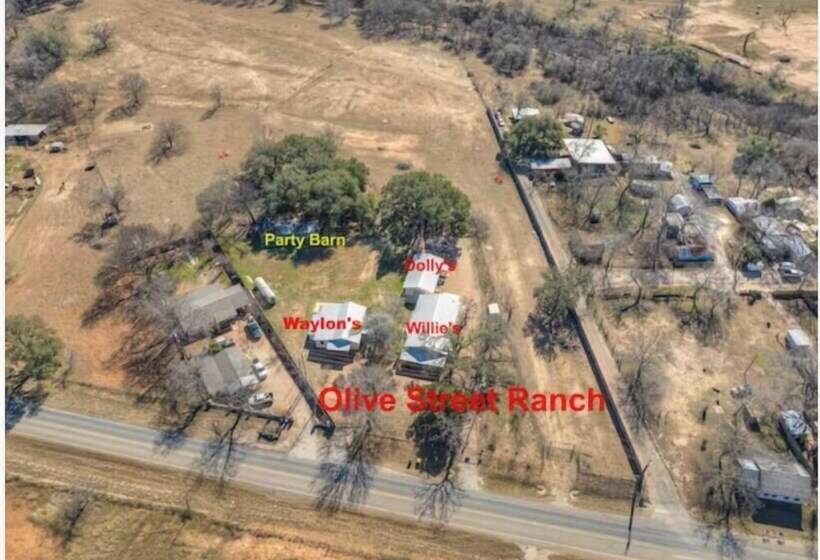 Willies House With Country Views   Shared Party Barn