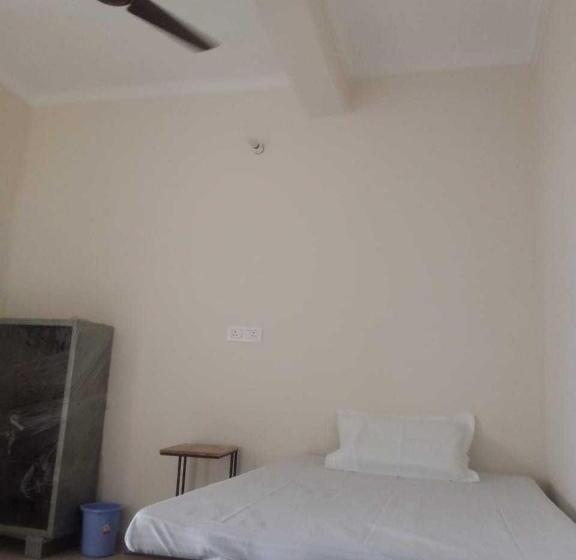 酒店 Oyo Bhavya Guest House