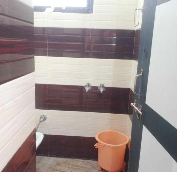 酒店 Oyo Bhavya Guest House