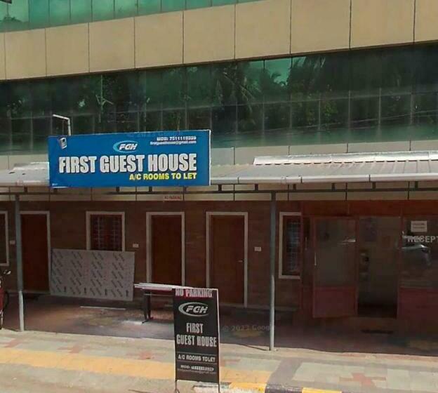 ホテル Oyo Flagship First Guest House