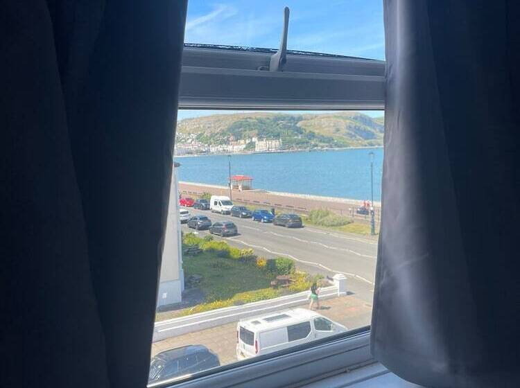 مبيت وإفطار The Manor