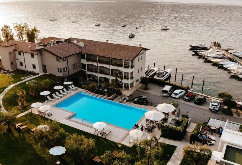 Bella Hotel & Restaurant With Private Dock For Mooring Boats