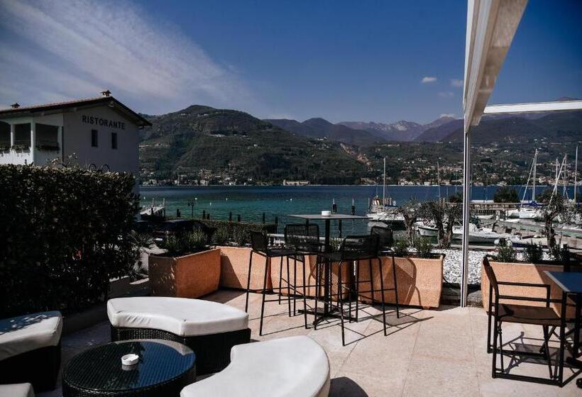Bella Hotel & Restaurant With Private Dock For Mooring Boats