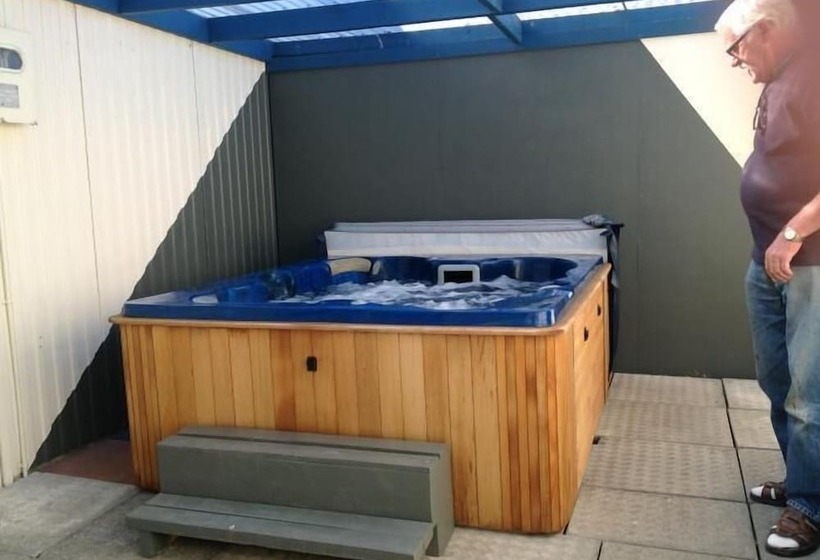 Camberley Court Motel