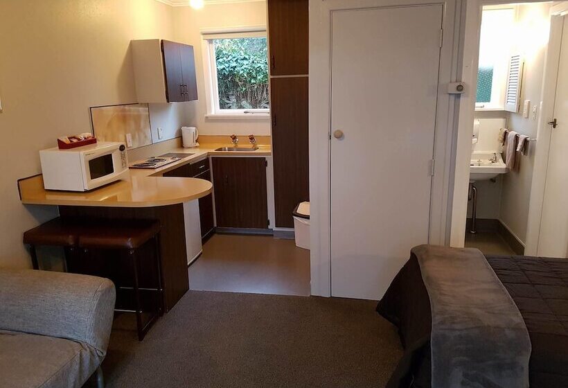 Camberley Court Motel