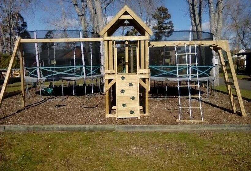 Cedarwood Lakeside Motel & Conference Venue