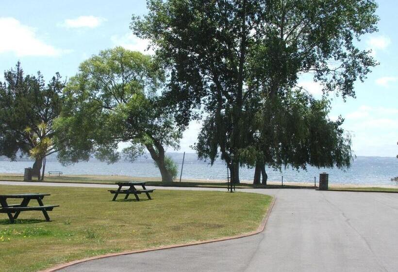 Cedarwood Lakeside Motel & Conference Venue