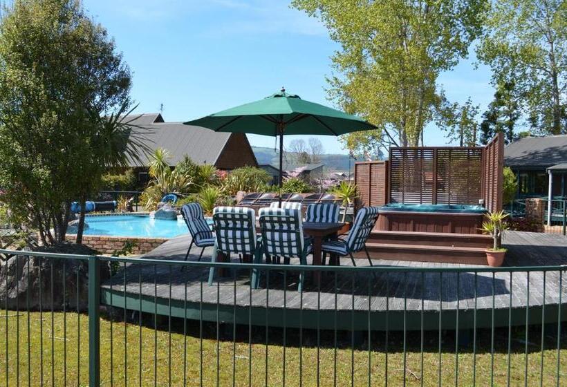 Cedarwood Lakeside Motel & Conference Venue