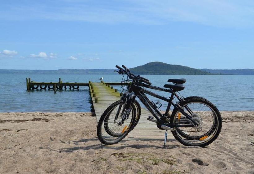 Cedarwood Lakeside Motel & Conference Venue