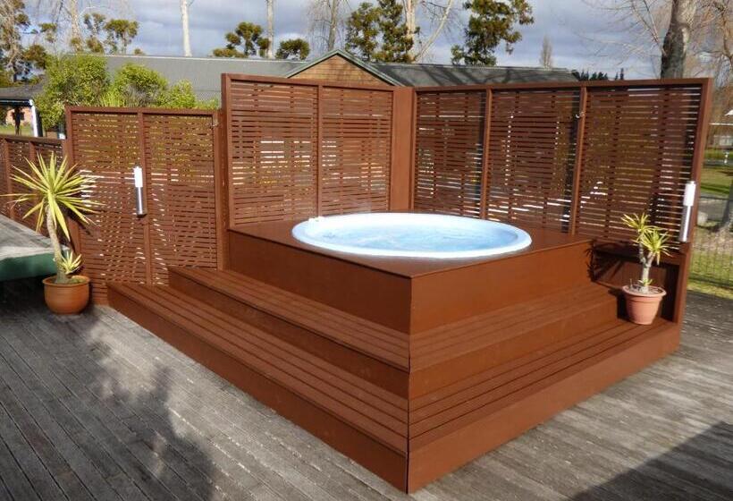 Cedarwood Lakeside Motel & Conference Venue