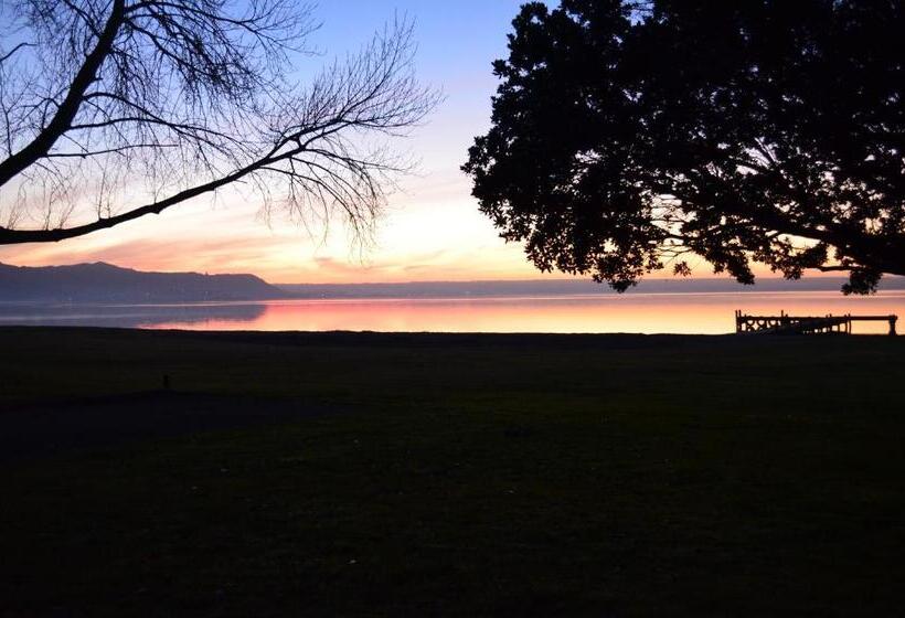 Cedarwood Lakeside Motel & Conference Venue