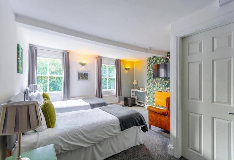 פונדק The Forest Lodge