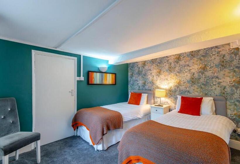 פונדק The Forest Lodge