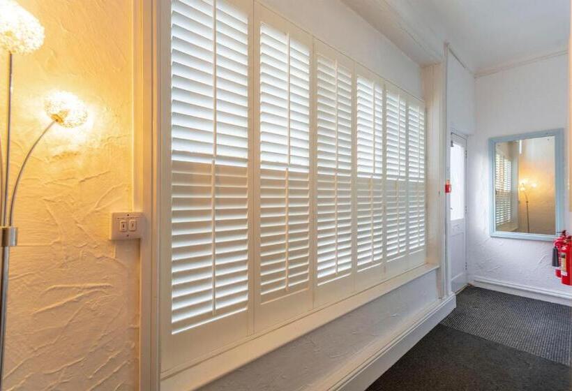 פונדק The Forest Lodge