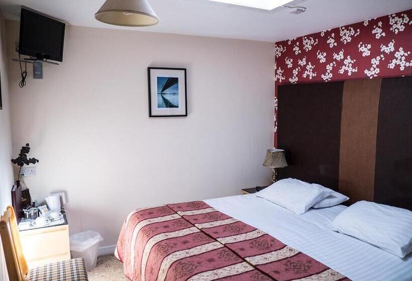 פונדק The Golf Tavern