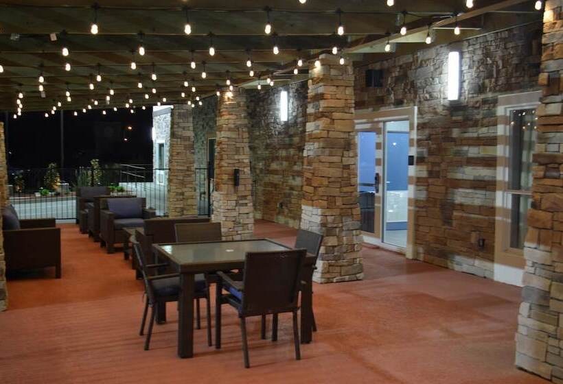 هتل Del Mar Airport Inn & Suites