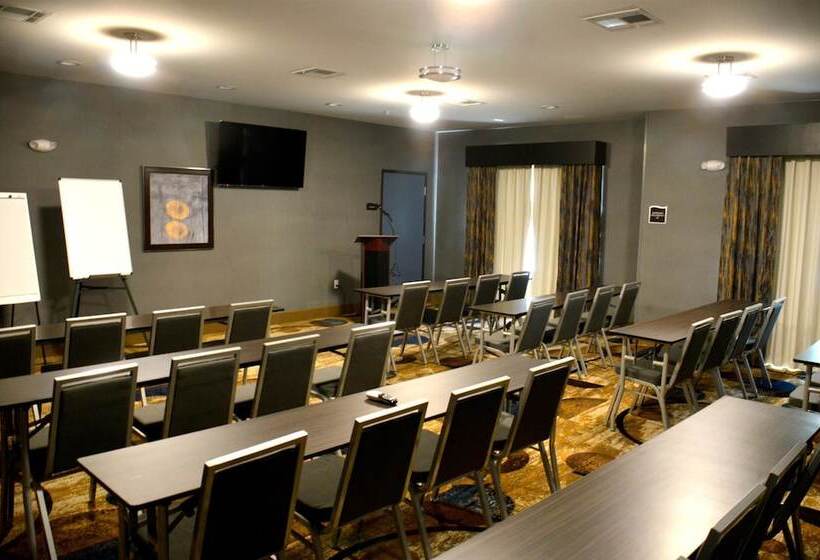 هتل Del Mar Airport Inn & Suites