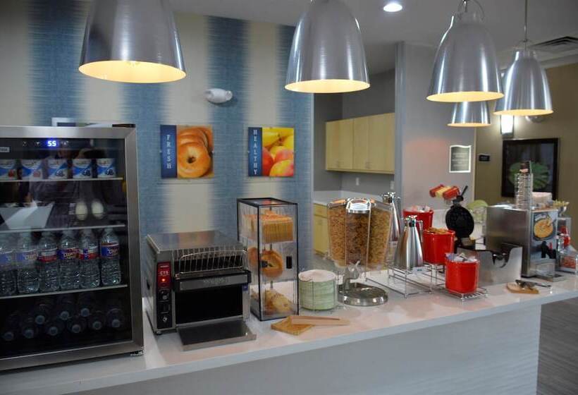 هتل Del Mar Airport Inn & Suites