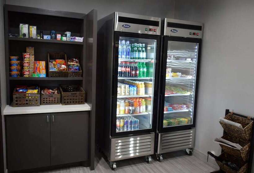 هتل Del Mar Airport Inn & Suites