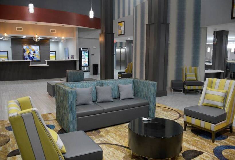 هتل Del Mar Airport Inn & Suites