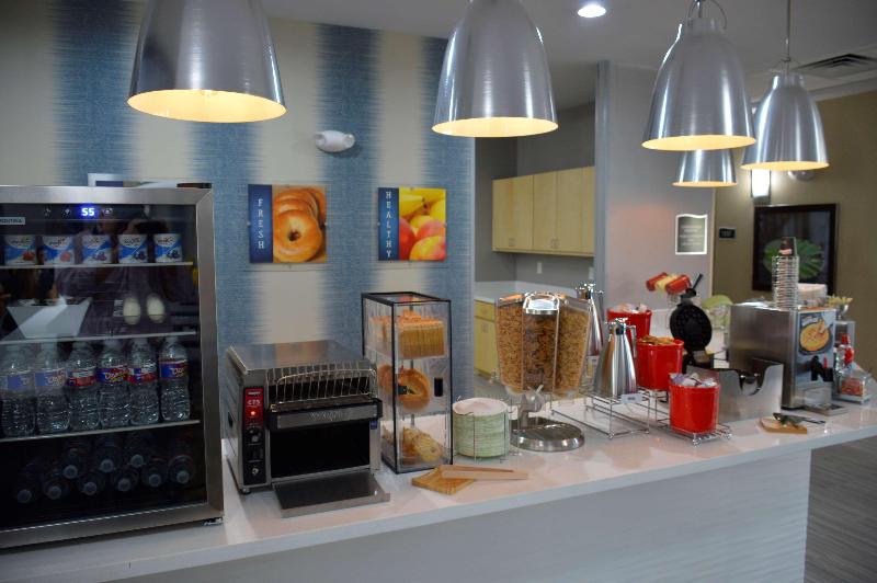 هتل Del Mar Airport Inn & Suites