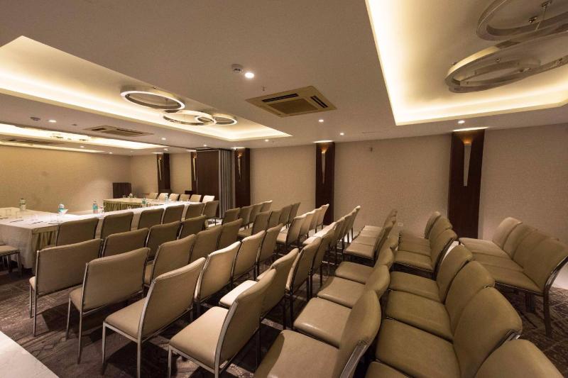 Отель Connaught Royale