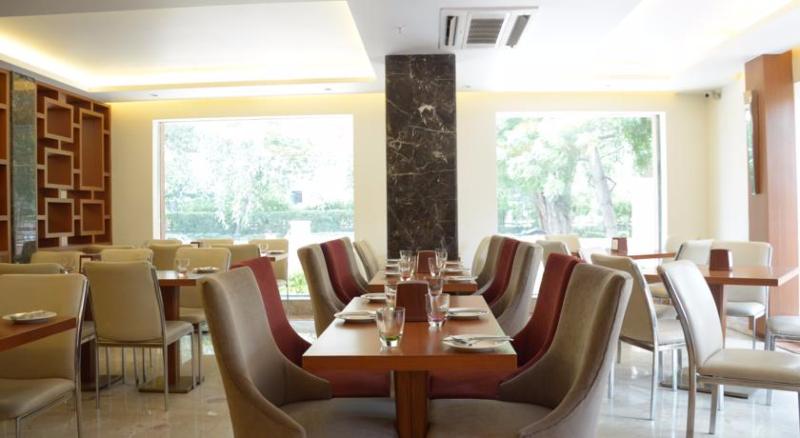 Отель Connaught Royale