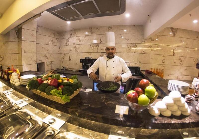 Отель Connaught Royale