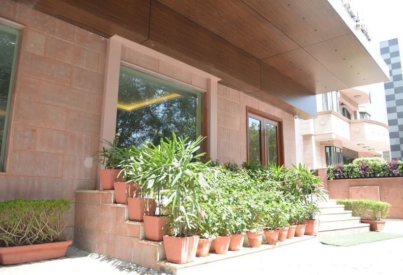 Отель Connaught Royale