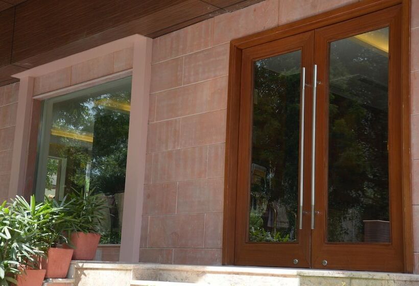 Отель Connaught Royale