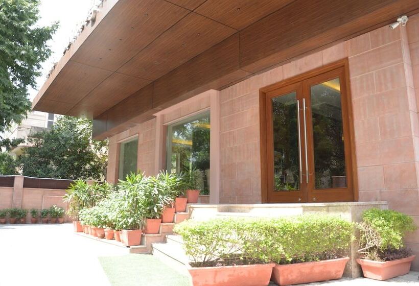 Отель Connaught Royale