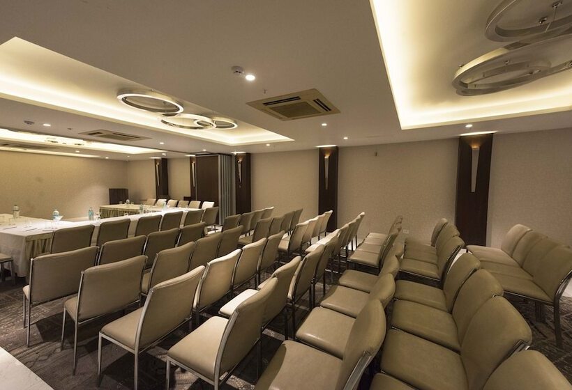 Отель Connaught Royale