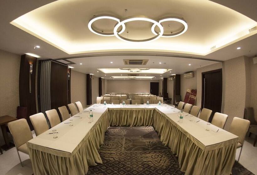 Отель Connaught Royale