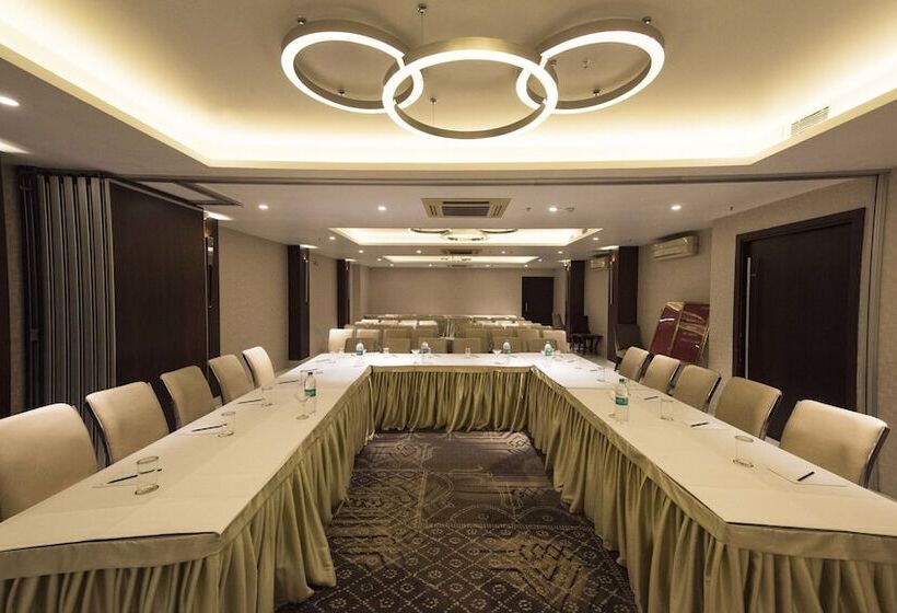 Отель Connaught Royale