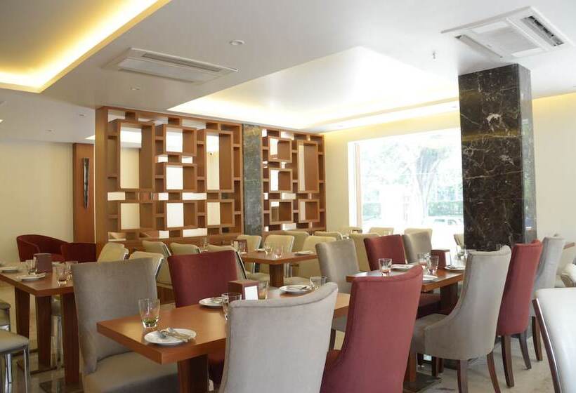 Отель Connaught Royale