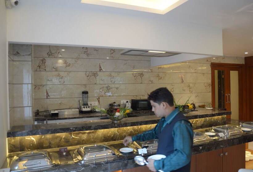 Отель Connaught Royale